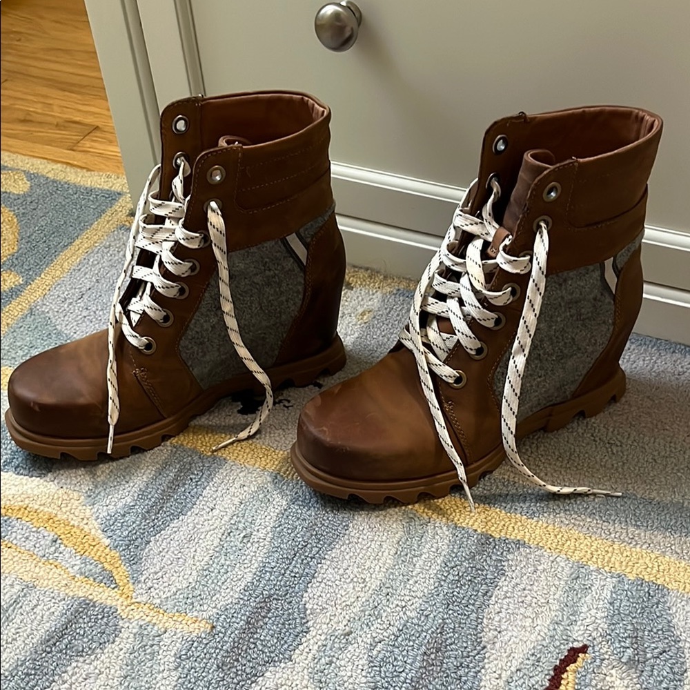 Sorel Brown Lace Up Boots with Classic Design - Picture 2 of 6